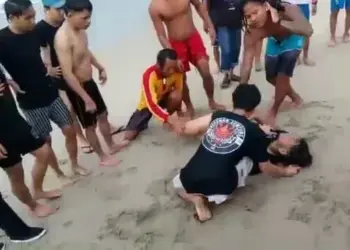 Digulung Ombak di Pantai Sawarna, Wisatawan Asal Bogor Ini Berhasil Diselamatkan