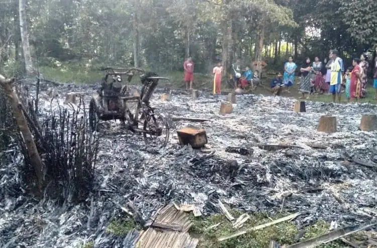 LUDES - Sebuah rumah milik warga di Kecamatan Cisata, Kabupaten Pandeglang, ludes terbakar, Senin (27/12/2021) malam. (ISTIMEWA)