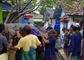 Warga sedang menggotong korban laka laut yang meninggal dunia ke rumahnya, Selasa (7/12/2021). (ISTIMEWA)