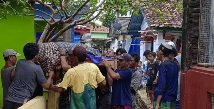 Warga sedang menggotong korban laka laut yang meninggal dunia ke rumahnya, Selasa (7/12/2021). (ISTIMEWA)