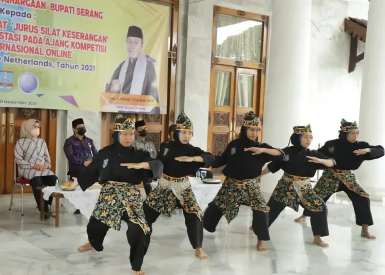 Bupati Serang Ratu Tatu Chasanah, menyaksikan pementasan Silat Kaserangan. (ISTIMEWA)