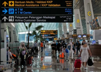 RUTE BARU: Calon penumpang pesawat berjalan di area Terminal 3 Bandara Soekarno Hatta. Bandara ini akan membuka dua rute baru pada tahun 2024. (DEDE KURNIAWAN/SATELITNEWS.ID)