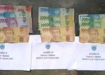 Amplop yang sebelumnya berisi uang, hadiah para juara Panjat Tebing Bupati Cup 2021. (ISTIMEWA)