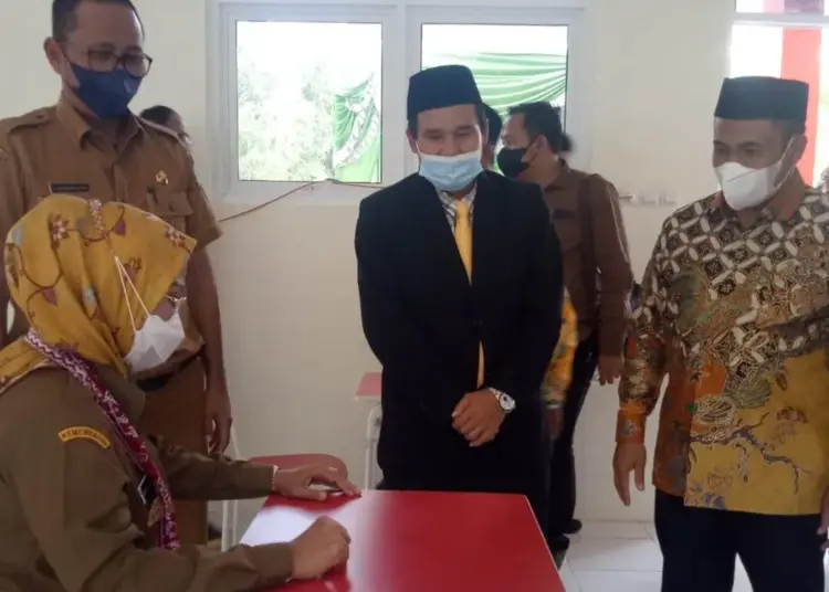 Bupati Serang Ratu Tatu Chasanah, mengecek kondisi ruangan dan meja belajar sekolah swasta yang diresmikannya, Selasa (28/12). (ISTIMEWA)