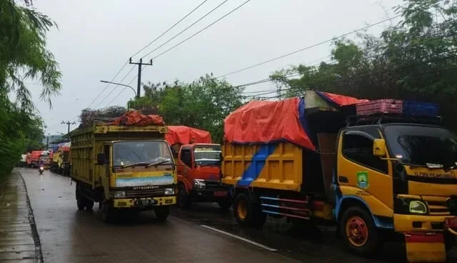 Kapasitas TPA Rawa Kucing Penuh, Puluhan Truk Sampah Antre Buang Muatan