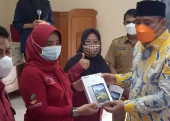 Ketua DPRD Kabupaten Serang, Bahrul Ulum, menyerahkan bantuan android kepada pendamping PKH, Senin (13/12/2021). (ISTIMEWA)