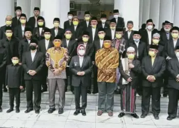 FOTO BERSAMA–Bupati Serang Ratu Tatu Chasanah, foto bersama dengan para kafilah Kabupaten Serang, yang siap berlomba di MTQ tingkat Provinsi Banten. (ISTIMEWA)