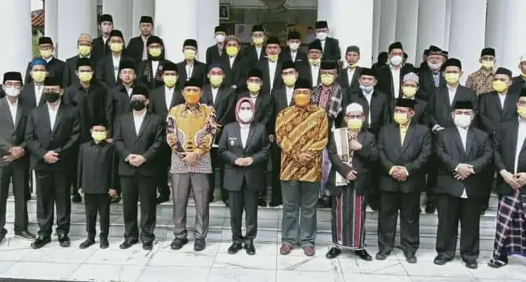 FOTO BERSAMA–Bupati Serang Ratu Tatu Chasanah, foto bersama dengan para kafilah Kabupaten Serang, yang siap berlomba di MTQ tingkat Provinsi Banten. (ISTIMEWA)