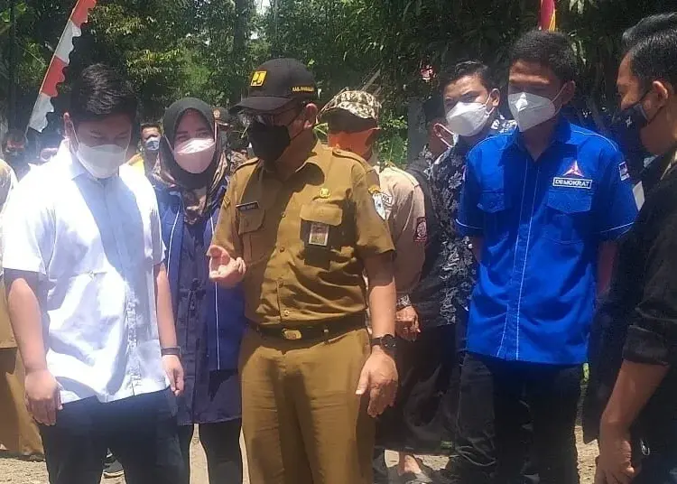 TINJAU JALAN–Anggota DPR RI, Rizki Natakusumah, didampingi Kepala DPUPR Pandeglang, Ketua Fraksi Demokrat DPRD Pandeglang dan jajaran lainnya, sedang meninjau titik jalan yang bakal dibangun dari DAK, Selasa (4/1/2022). (NIPAL SUTIANA/SATELITNEWS.ID)