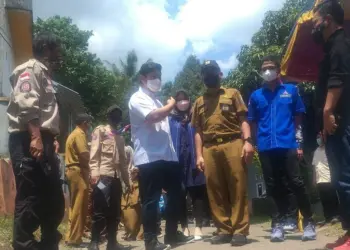 TINJAU JALAN–Anggota DPR RI, Rizki Natakusumah, didampingi Kepala DPUPR Pandeglang, Ketua Fraksi Demokrat DPRD Pandeglang dan jajaran lainnya, sedang meninjau titik jalan yang bakal dibangun dari DAK, Selasa (4/1/2022). (NIPAL SUTIANA/SATELITNEWS.ID)