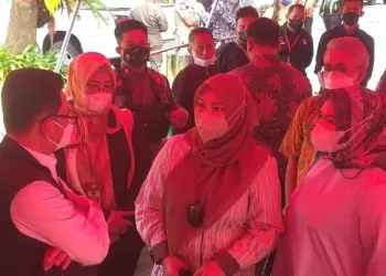 BERBINCANG–Bupati Pandeglang, Irna Narulita didampingi Kepala Dinsos Pandeglang, Nuriah dan jajaran lainnya, berbincang dengan pimpinan Komisi VIII DPR RI, di tenda contoh perlengkapan lumbung sosial, yang didirikan di Pendopo Pandeglang, beberapa waktu lalu. (DOKUMEN/SATELITNEWS.ID)