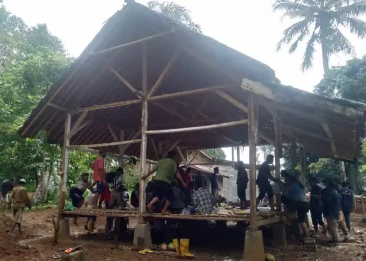 Gotong Royong bangun Majelis Taklim Attaqwa, di Kecamatan Cibaliung, Kabupaten Pandeglang, Minggu (23/1/2022). (ISTIMEWA)