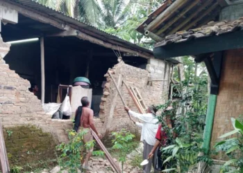 Sebuah rumah warga rusak sedang, akibat guncangan gempa 6,7 SR di Sumur, Pandeglang, Kamis (14/1/2022). (ISTIMEWA)