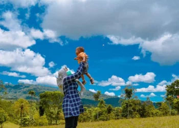 Seorang warga sedang berlibur di lokasi wisata alam Bukit Waruwangi, Kecamatan Padarincang, Kabupaten Serang, Rabu (5/1/2021). (ISTIMEWA)