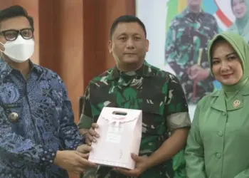 Wabup Pandeglang, Tanto Warsono Arban, menyerahkan cenderamata atas dedikasi Letkol Kav Dedi Setiadi, selama menjabat Dandim 0601 Pandeglang, Selasa (18/1/2022). (ISTIMEWA)