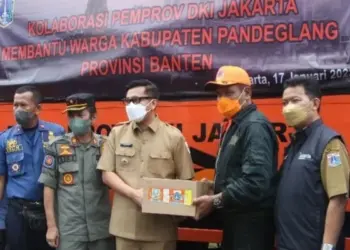 SIMBOLIS–Plt Kalak BPBD Provinsi DKI Jakarta, memberikan bantuan logistik kepada Wabup Pandeglang, di Halaman Pendopo Pandeglang, Senin (17/1/2022). (ISTIMEWA)