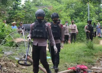 Tim Gegana Satbrimob Polda Banten, sisir dan sterilisasi lokasi ledakan di Cimanggu, Kabupaten Pandeglang, Senin (10/1/2022). (ISTIMEWA)