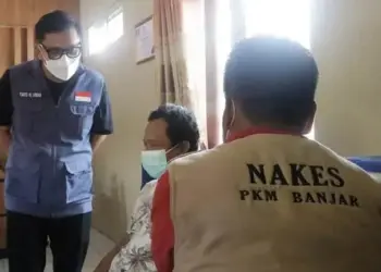 Wabup Pandeglang, Tanto Warsono Arban, meninjau kegiatan vaksinasi di Puskesmas Banjar, Selasa (11/1/2022). (ISTIMEWA)