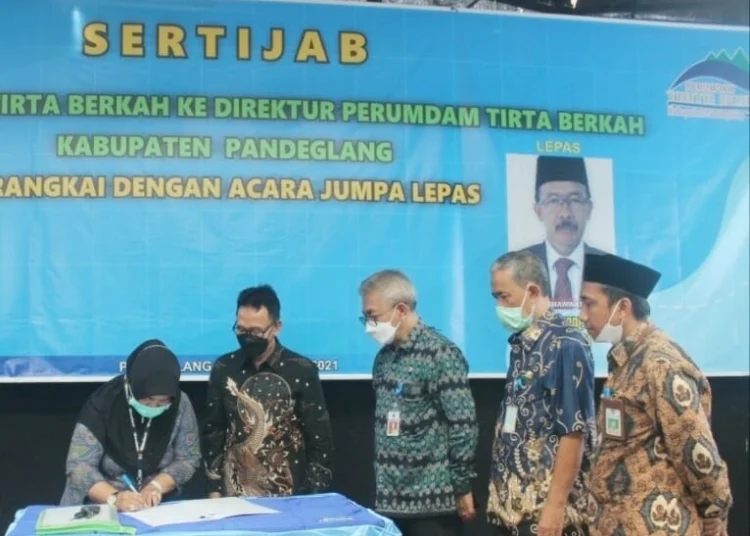 Dirut PERUMDAM Tirta Berkah Pandeglang yang baru, Euis Yuningsih, menandatangani Berita Acara Sertijab, belum lama ini. (ISTIMEWA)