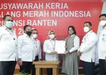 Kepala Badan Pengelolaan Keuangan dan Aset Daerah (BPKAD) Banten, Rina Dewiyanti, menyerahkan dokumen aset lahan dan gedung PMI Banten kepada Ketua PMI Banten, Ratu Tatu Chasanah. (ISTIMEWA)