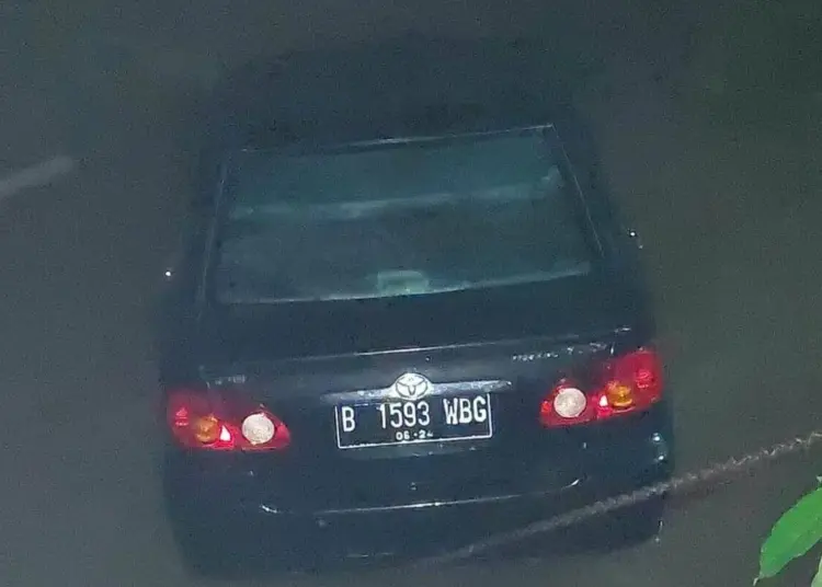 Sedan Terjun ke Kali, Sopir Terjebak di Dalam Mobil