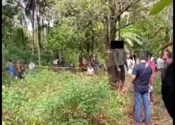 Polisi melakukan olah TKP atas temuan mayat di kebun, di Kampung Kadu, Desa Banyuasih, Kecamatan Cigeulis, Kabupaten Pandeglang, Rabu (19/1/2022). (ISTIMEWA)