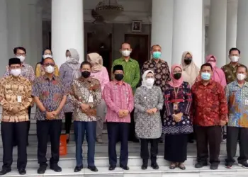 Bupati Serang Ratu Tatu Chasanah, beserta jajarannya berfoto bersama dengan Kepala BPS Kabupaten Serang dan jajarannya, di depan Pendopo Bupati, Kamis (6/1/2022). (ISTIMEWA)