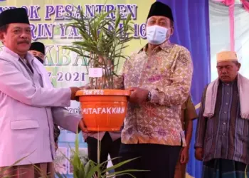 Wabup Serang, Pandji Tirtayasa (kanan), menunjukkan tanaman jahe merah yang ditanam oleh Ponpes Al Mutafakirin di Kecamatan Mancak, Selasa (4/1/2022). (ISTIMEWA)