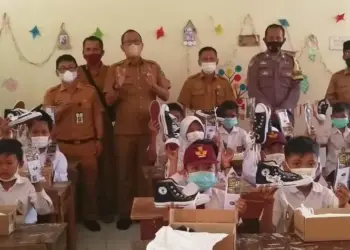 Pelajar SDN Ujung Tebu 3, Kecamatan Ciomas, Kabupaten Serang, mendapat bantuan sepatu dan Dindikbud setempat. (ISTIMEWA)