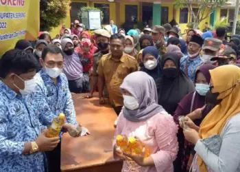 Operasi Pasar (OP) minyak goreng, yang digelar Dinas Koperasi, Perindustrian dan Perdagangan (Diskoperindag) Kabupaten Serang, di halaman kantor Kecamatan Ciruas, diserbu emak-emak, Senin (17/1/2022). (SIDIK/SATELITNEWS.ID)