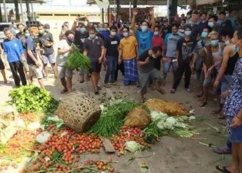 Sepi Pembeli dan Terus Merugi, Pedagang Pasar Induk Jatiuwung Tangerang Buang Dagangannya