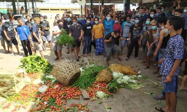 Sepi Pembeli dan Terus Merugi, Pedagang Pasar Induk Jatiuwung Tangerang Buang Dagangannya