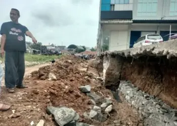 Kebanjiran, Warga Pertanyakan Rencana Pembongkaran Ruko di Saluran Irigasi Jalan Gatot Subroto Tangerang