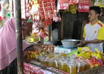 Seorang pedagang sedang menjajakan minyak goreng, di Pasar Badak Pandeglang, beberapa waktu lalu. (DOKUMEN/SATELITNEWS.ID)