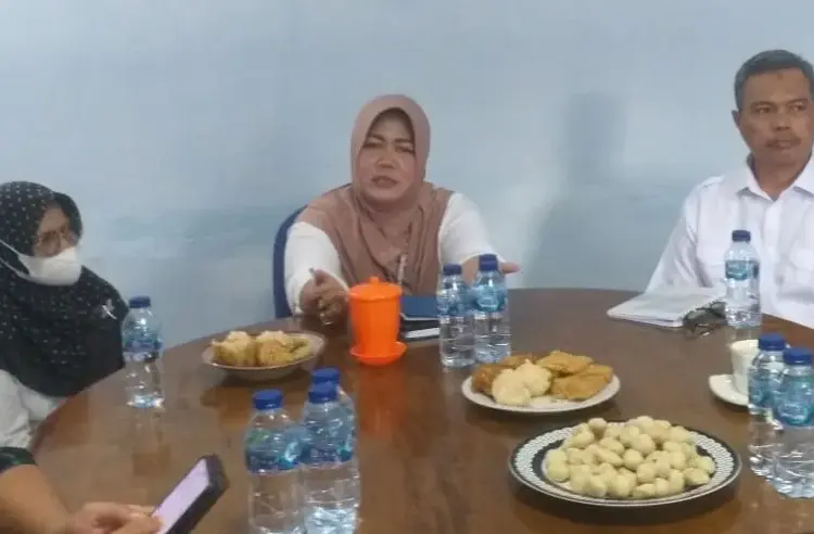 Direktur Utama (Dirut) Perumdam Tirta Berkah Pandeglang, Euis Yuningsih (tengah) didampingi jajarannya, sedang berdialog dengan wartawan, di Aula rapat Perumdam Tirta Berkah Pandeglang, Rabu (9/2/2022). (NIPAL SUTIANA/SATELITNEWS.ID)