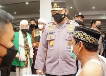 Didampingi para ulama dan Wakil Guberbur (Wagub) Banten, Andika Hazrumy, Kapolri Jenderal Polisi Listyo Sigit Prabowo, sedang memberikan sambutan di acara vaksinasi, di Kabupaten Pandeglang, Selasa (22/02/2022). (ISTIMEWA)