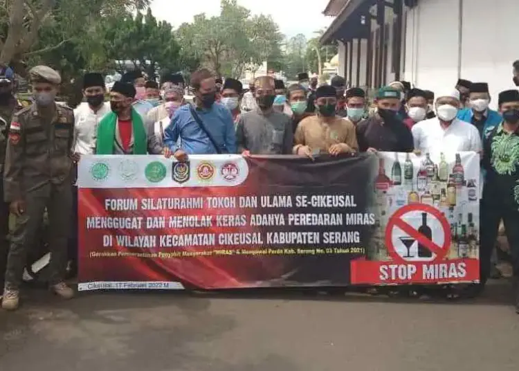 Sejumlah ulama dan masyarakat Cikeusal, menemui Wakil Bupati Serang, Pandji Tirtayasa, Kamis (17/2/2022). (SIDIK/SATELITNEWS.ID)