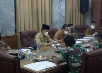 Wakil Bupati Serang, Pandji Tirtayasa, menggelar rapat evaluasi pelaksanaan Vaksin Booster dan anak 6-11 tahun, bersama TNI dan Polri, di Pendopo Bupati, Senin (7/2/2022). (ISTIMEWA)