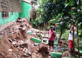 Tiga rumah warga di Kecamatan Mancak, Kabupaten Serang, rusak, usai diguyur hujan yang disertai angin kencang, Minggu (27/2/2022). Tidak ada korban jiwa dalam peristiwa tersebut. (ISTIMEWA)