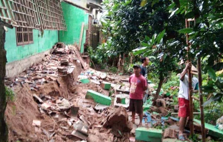 Tiga rumah warga di Kecamatan Mancak, Kabupaten Serang, rusak, usai diguyur hujan yang disertai angin kencang, Minggu (27/2/2022). Tidak ada korban jiwa dalam peristiwa tersebut. (ISTIMEWA)