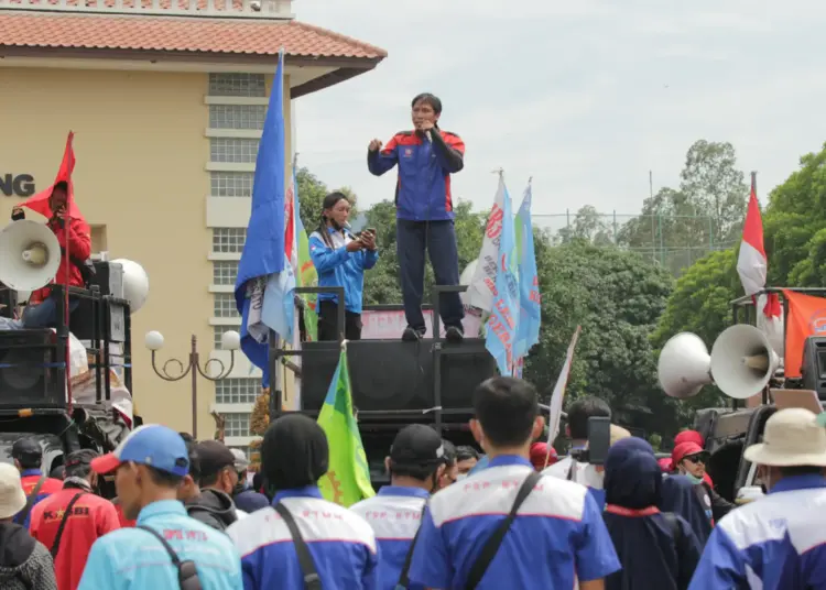 Foto Aksi Buruh di Tangerang Tolak Peraturan Baru JHT