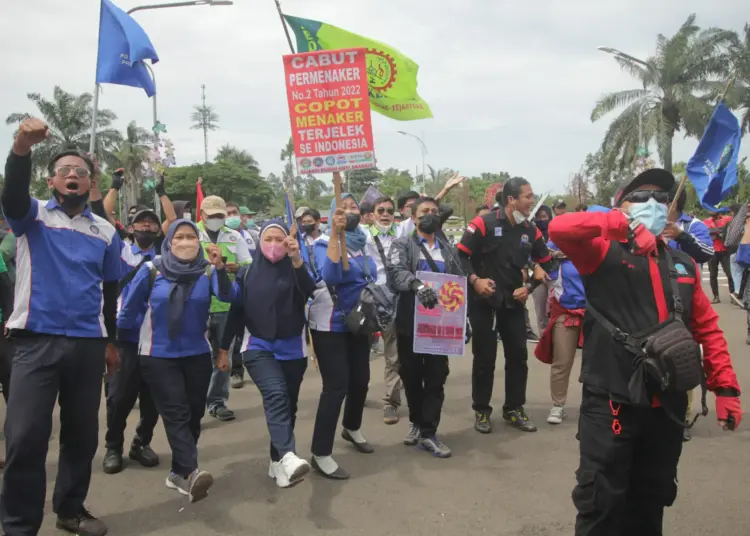 Foto Aksi Buruh di Tangerang Tolak Peraturan Baru JHT