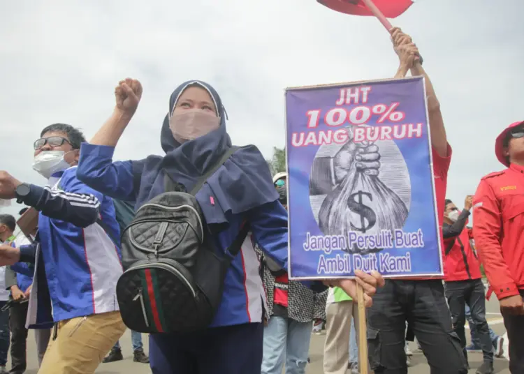 Foto Aksi Buruh di Tangerang Tolak Peraturan Baru JHT