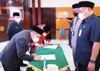 Pj Sekda Pandeglang, Taufik Hidayat, menandatangani berita acara pelatikan 73 pejabat pendidikan, di Aula Dindikpora Pandeglang, Jumat (4/2/2022). (ISTIMEWA)