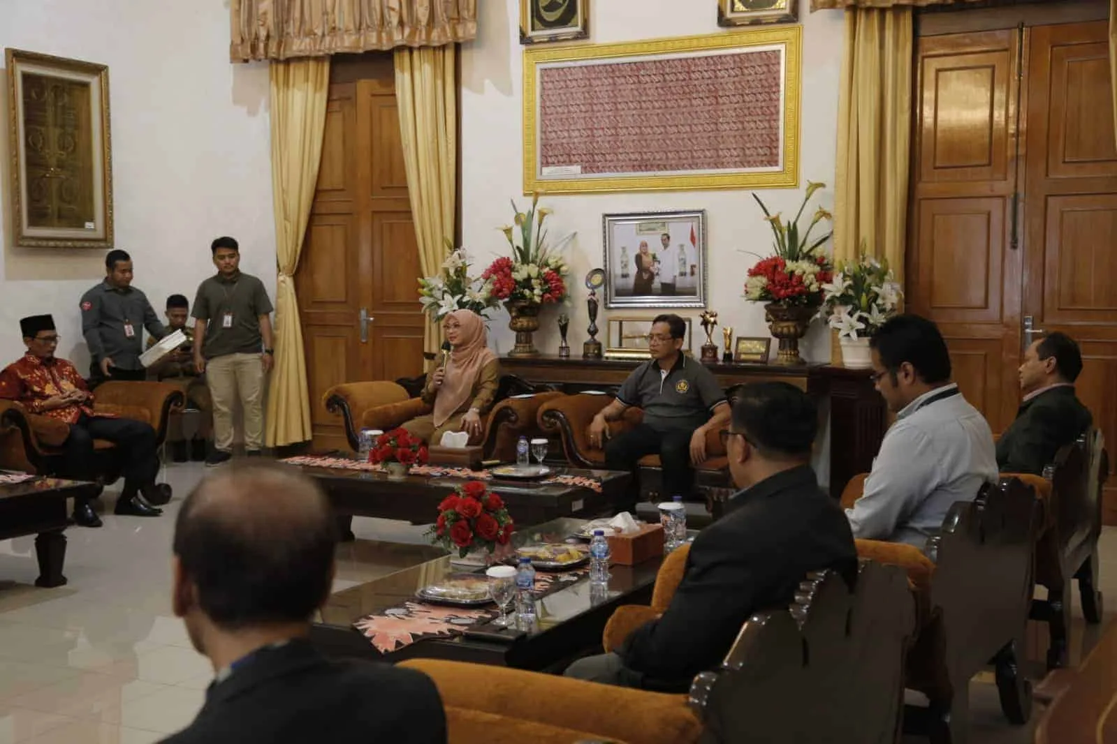 VAKSINASI ANAK–Pj Sekda Pandeglang, Taufik Hidayat, sedang meninjau pelaksanaan vaksinasi di salah satu sekolah di Pandeglang, beberapa waktu lalu. (ISTIMEWA)