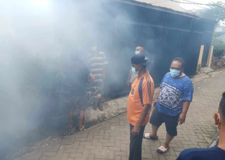 Antisipasi DBD, Warga Kelapa Indah Swadaya Fogging Lingkungan