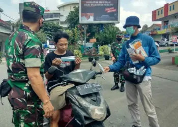 Forja Jurnalis Bagikan Masker dan Sanitizer di Pasar Kelapa Dua