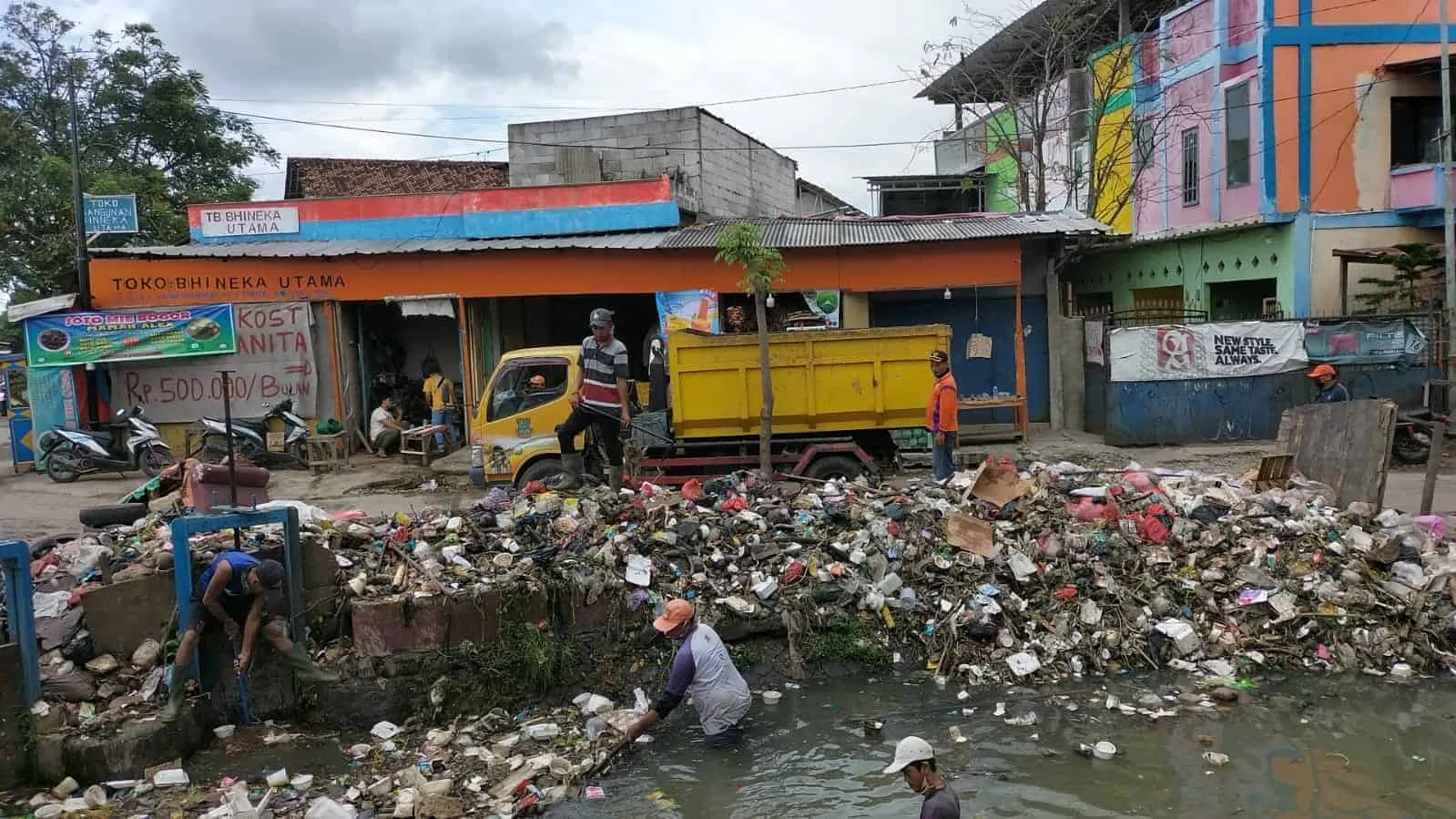 DLHK Bersihkan Tumpukan Sampah di Wates Kalimati Teluknaga