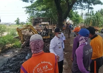 Pedagang di Jalan Raya Pakuhaji Bongkar Lapak Secara Sukarela