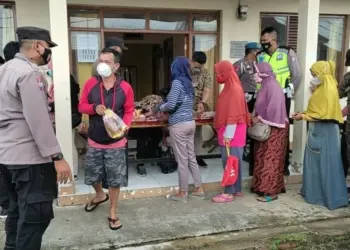 Demi Minyak Goreng 2 Liter, Warga Pandeglang Rela Antre di Operasi Pasar